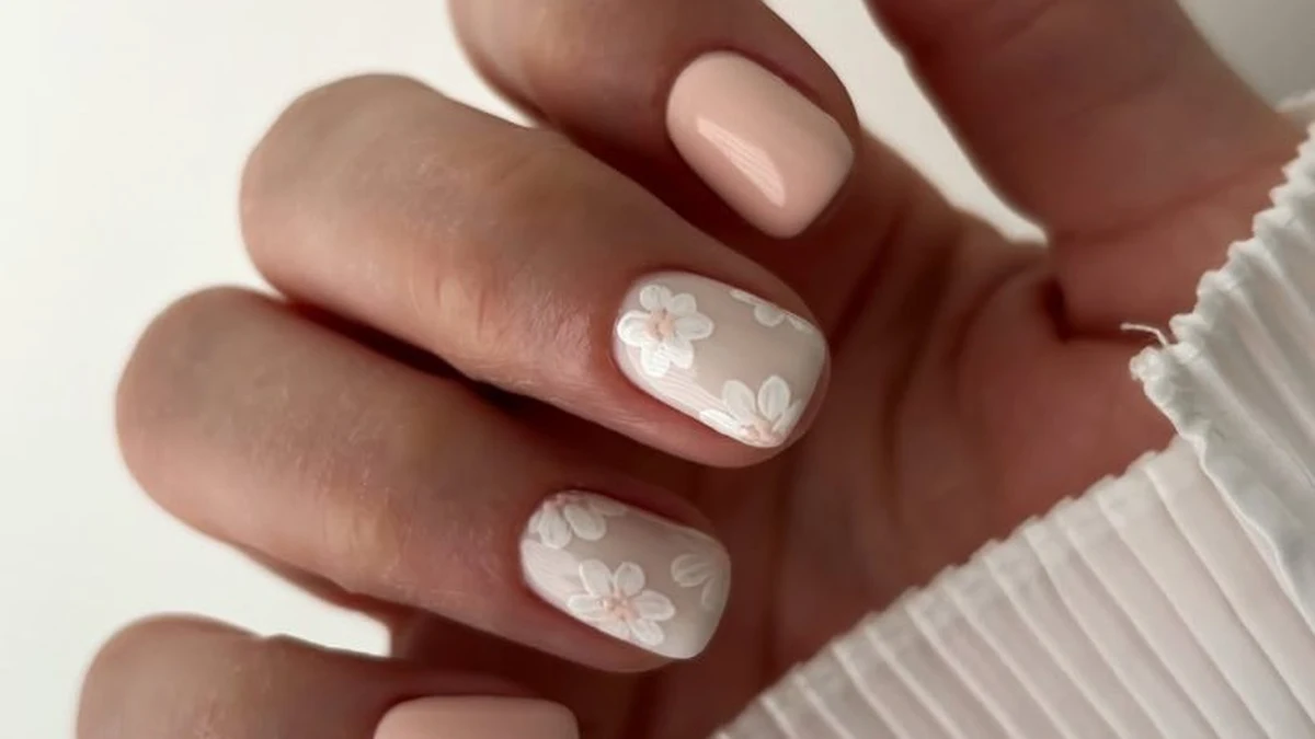Ongles Courts Neutres avec Fleurs