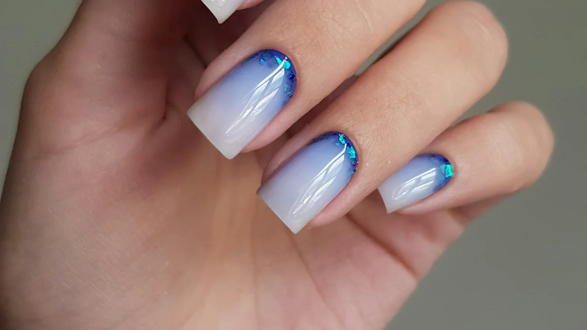 Dégradé bleu blanc ombre pastel avec paillettes ongles amande