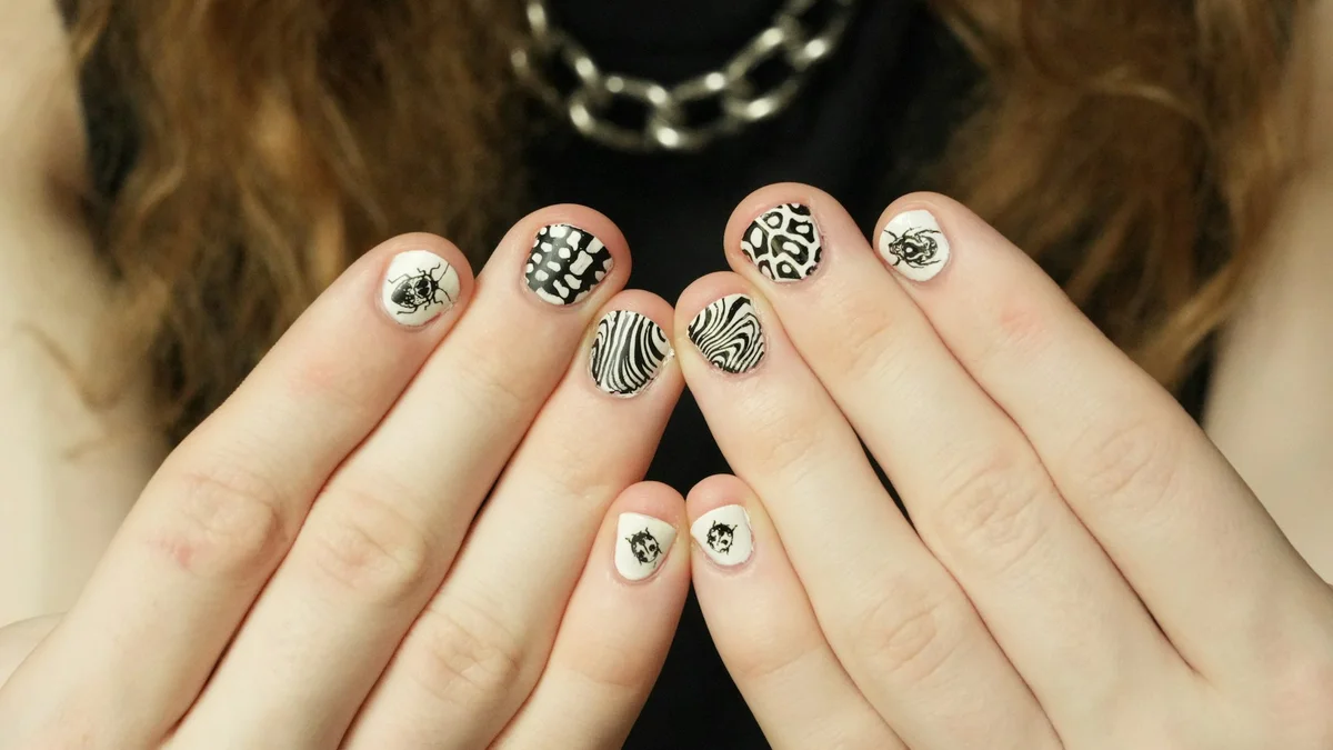 Vernis chrome argenté métallique finition miroir ongles