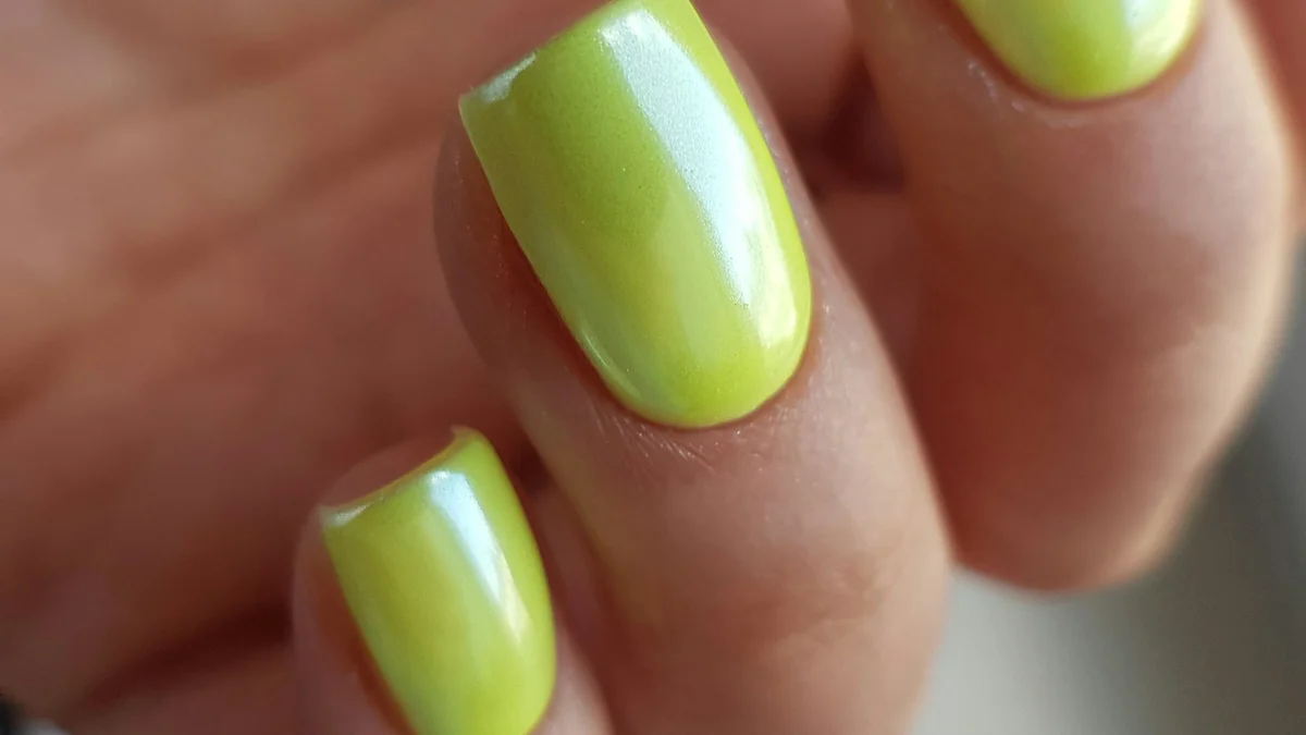 Ongles jaune vif nail art citron fruité été