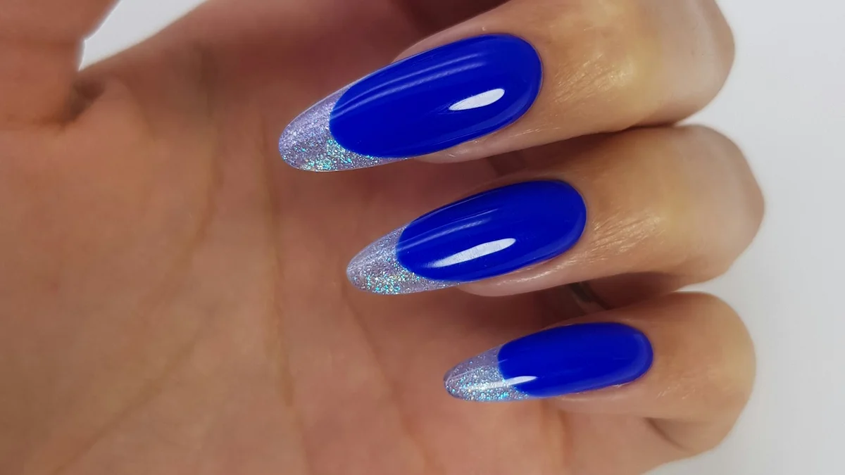 French tips bleu argenté modernisées style baby boomer